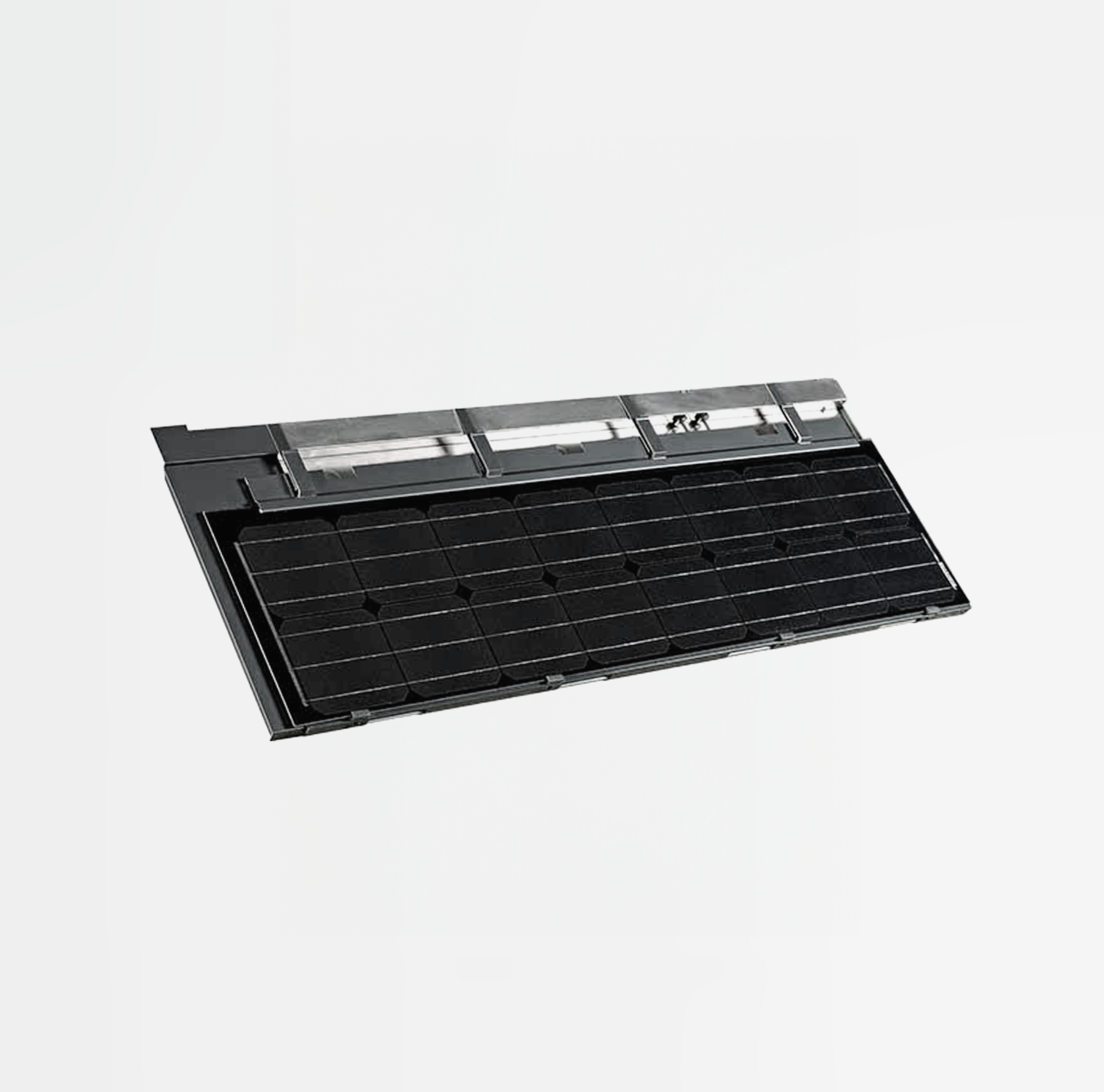 Schwarzes Solardachmodul mit silberner Befestigung auf hellem Hintergrund