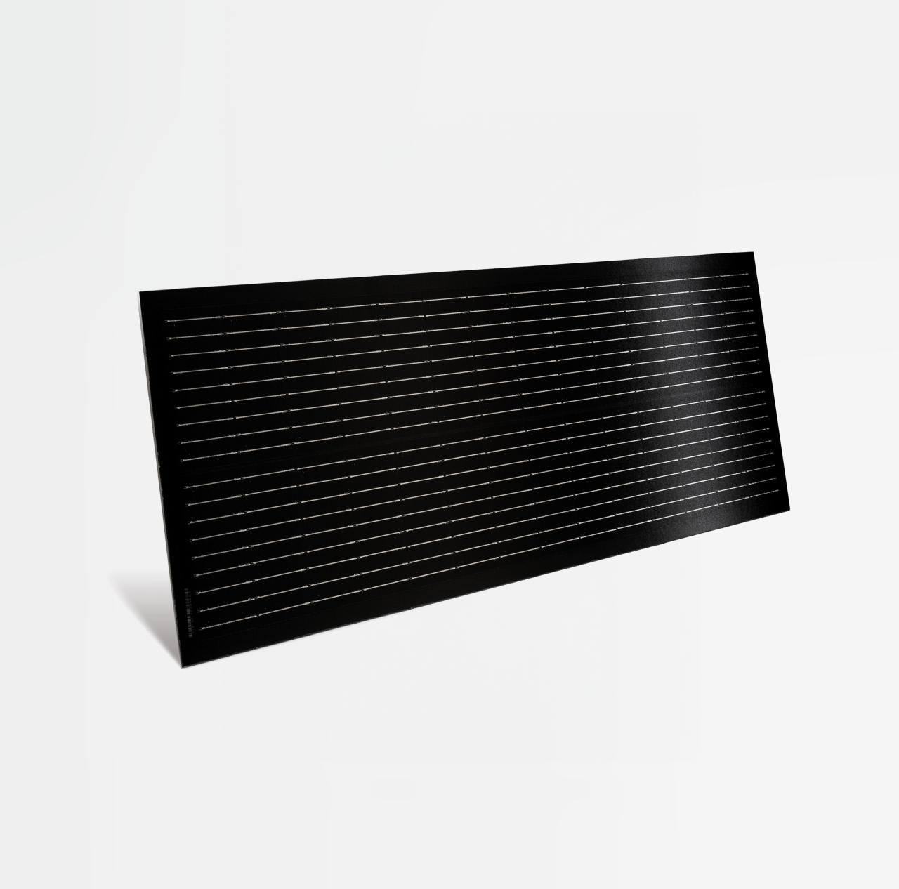 Schwarzes, rechteckiges Solarpanel mit feinen waagrechten Linien auf weissem Hintergrund.So