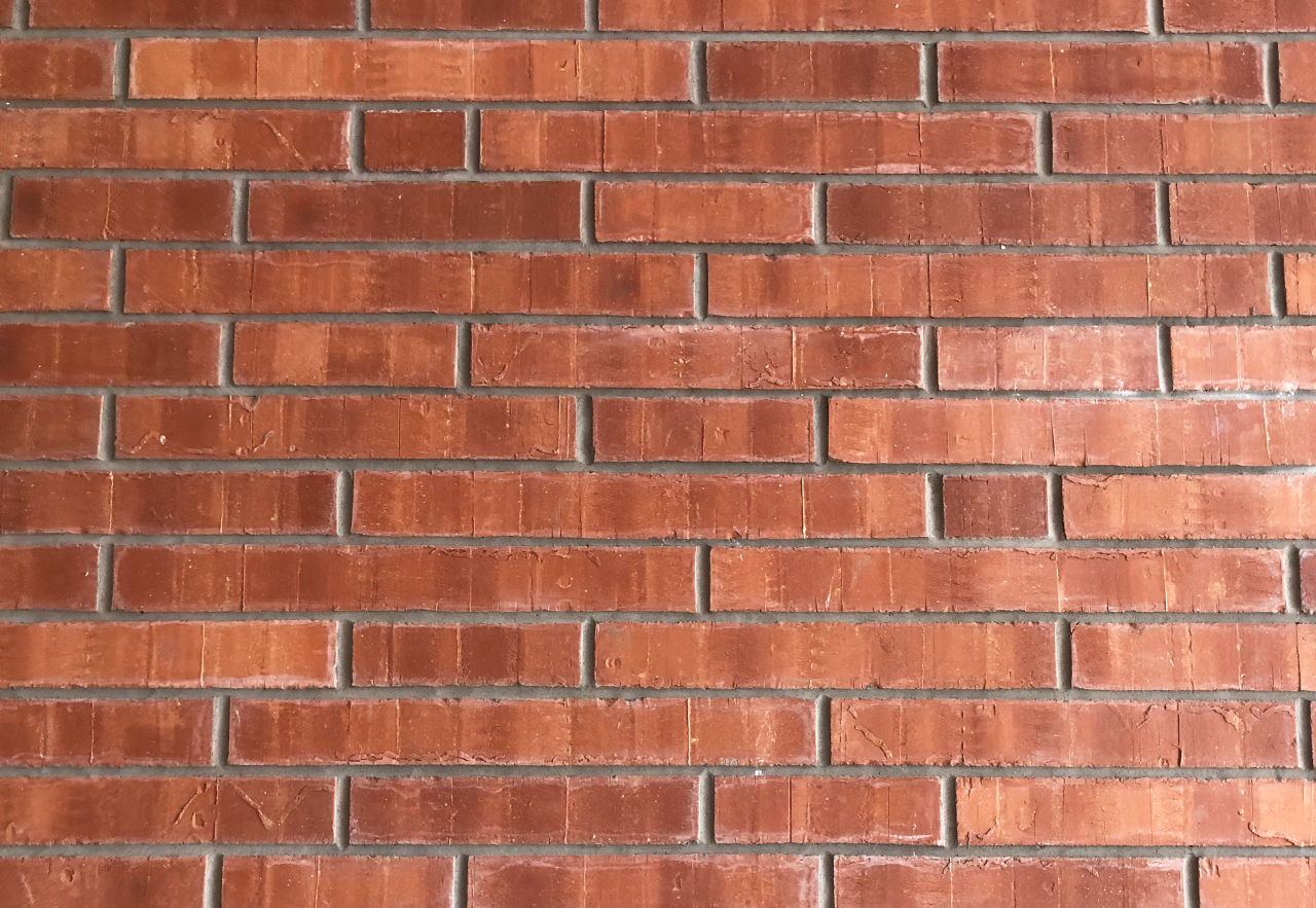 Rote Backsteinmauer mit waagerechten Fugen