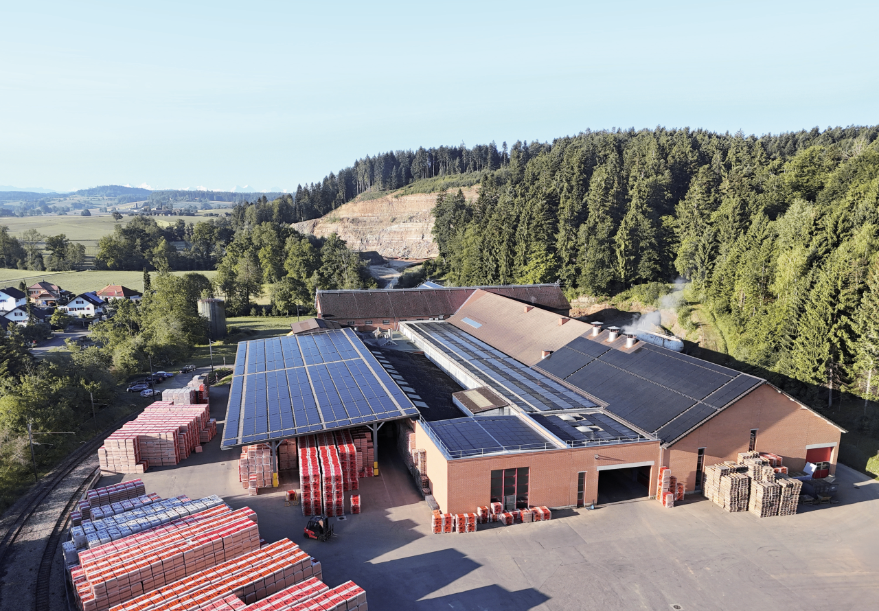 Backsteinfabrik mit Solaranlagen auf dem Dach