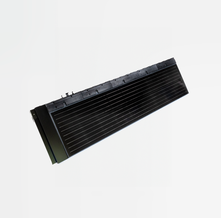 Schwarzes Solarpanel schraeg auf weissem Hintergrund