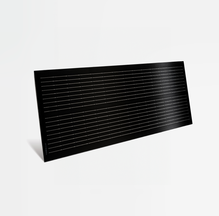 Schwarzes, rechteckiges Solarpanel mit feinen waagrechten Linien auf weissem Hintergrund.So