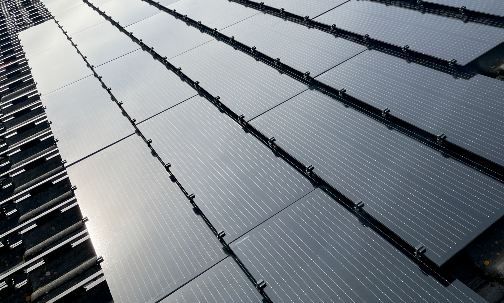 Reihen von Solarpanels auf einem Dach in Nahaufnahme
